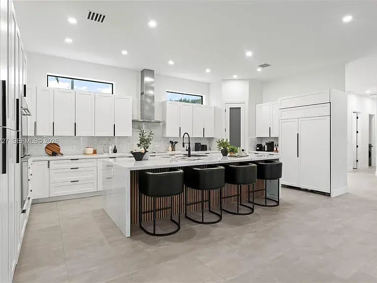 360 Holly Ln — photo 2